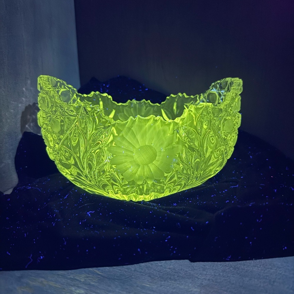 UV REACTIVE VINTAGE CLEAR CRYSTAL BOAT BOWL DAISY FLOWER LEAF BUTTON PATTERN